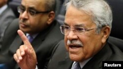 Menteri Perminyakan Arab Saudi Ali al-Naimi berbicara pada wartawan sebelum pertemuan OPEC di Wina, Austria. (Foto: dok)