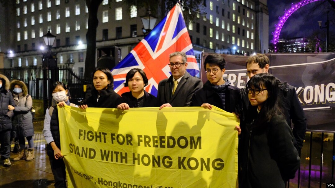 支持修订BNO签证的团体星期一在英国首相府对面空地集会，约有百多人参与 （美国之音郑乐捷）