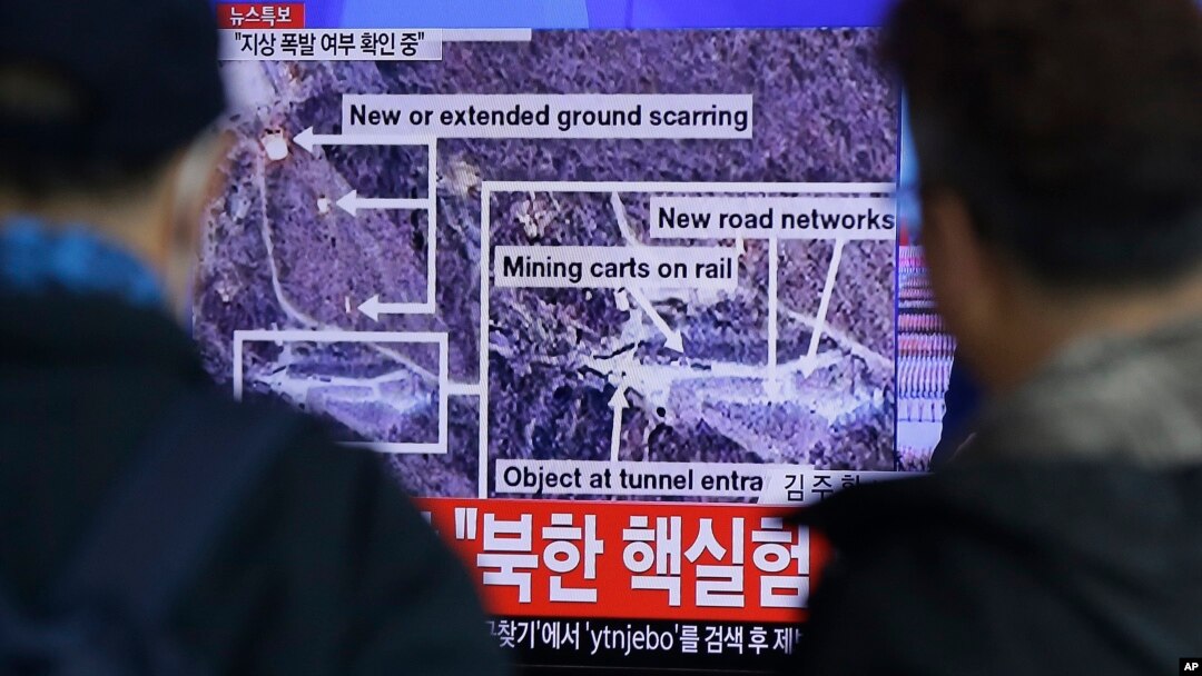북한이 수소탄 핵실험에에 성공했다고 발표한 지난 6일 서울역 대합실에서 시민들이 TV 뉴스를 시청하고 있다. (자료사진) 