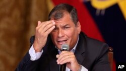 El presidente de Ecuador, Rafael Correa, dijo que alguien tiene que pagar por los gastos de asilo de Julian Assange en la embajada ecuatoriana en Londres. 