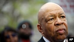 Anggota Kongers Elijah Cummings di luar Balai Kota Baltimore berbicara mengenai tuntutan hukum terhadap enam polisi terkait kematian Freddie Gray, 1 Mei 2015.