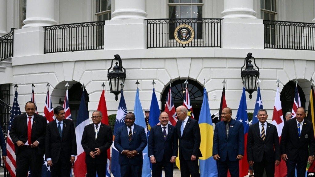 2023年9月25日，美国总统拜登在白宫与参加美国与太平洋岛国论坛峰会的领导人拍集体照前与身旁的库克群岛总理布朗交谈。（法新社）(photo:VOA)