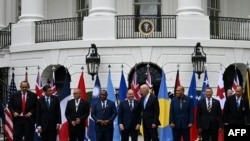 美國總統拜登2023年9月25日與出席太平洋島國論壇的領導人合影前跟身邊的庫克群島總理馬克布朗搭肩寒暄。（法新社）
