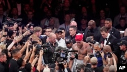 Jake Paul reacciona tras derrotar a Mike Tyson durante su combate de boxeo de peso pesado, el viernes 15 de noviembre de 2024, en Arlington, Texas. (Foto AP/Julio Cortez).