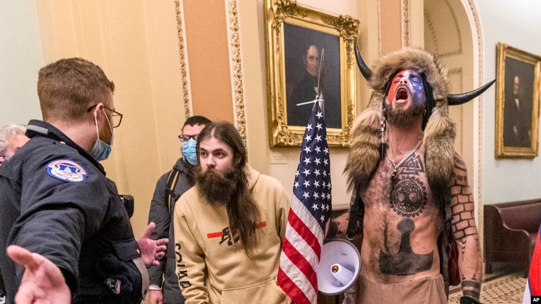 Jacob Chansley i ostale pristalice bivšeg predsjednika Donalda Trumpa za vrijeme upada u Kongres (Foto: AP/Manuel Balce Ceneta)