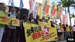 香港「全民拒絕假普選運動」在尖沙咀鐘樓舉行「真落區」行動啟動儀式。(美國之音湯惠芸拍攝)