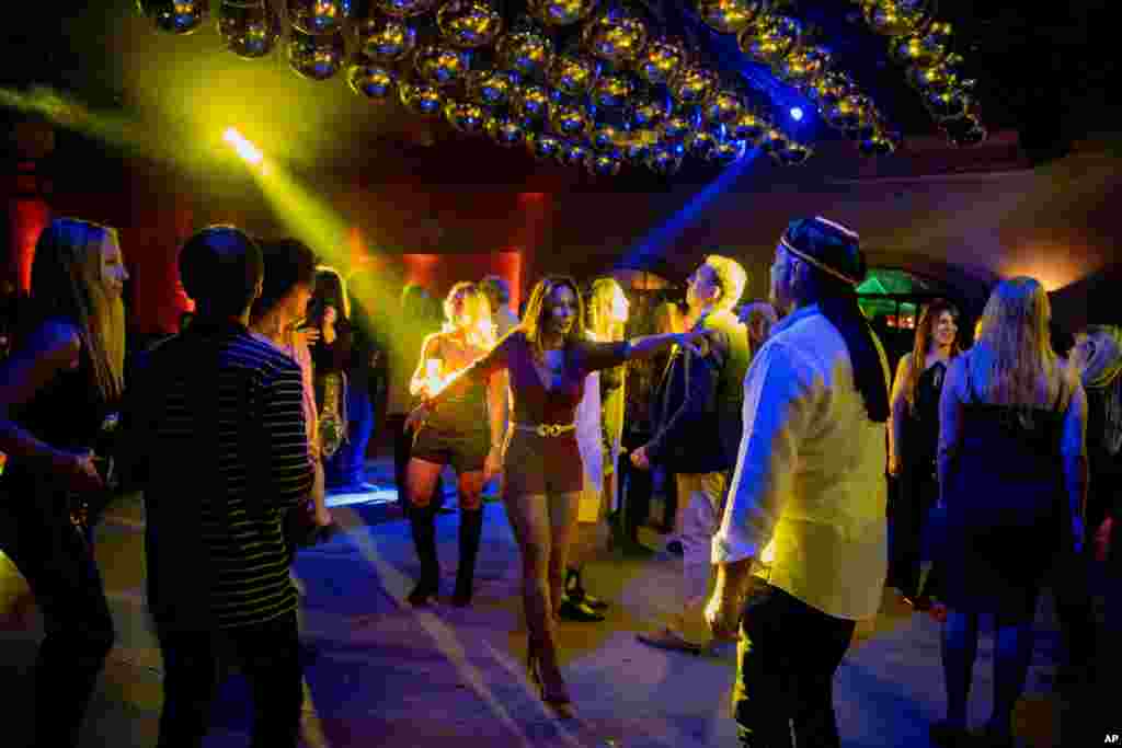우루과이 정부가 높은 백신 접종율과 신종 코로나바이러스 입원 환자 감소로 방역 통제 수준을 완화한 가운데, 몬테비데오에서 열린 축제 참석자들이 춤을 추고 있다.