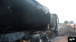 Camion-citerne moko eziki nsima na likama na route nationale No 1, pene na Kisantu, Kongo-central, 6 octobre 2018.