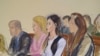 En un dibujo realizado en la corte federal de Brooklyn, Nueva York, el miércoles 17 de julio del 2019, Emma Coronel, segunda desde la derecha y esposa de Joaquín "El Chapo" Guzmán, escucha durante la sentencia que un juez impone a su marido.