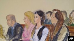 En un dibujo realizado en la corte federal de Brooklyn, Nueva York, el miércoles 17 de julio del 2019, Emma Coronel, segunda desde la derecha y esposa de Joaquín "El Chapo" Guzmán, escucha durante la sentencia que un juez impone a su marido.