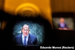 Menteri Luar Negeri Rusia Sergei Lavrov saat menyampaikan pidato di Sidang Umum PBB ke-79 di markas besar PBB, New York, AS, 28 September 2024. (Foto: Eduardo Munoz/Reuters)