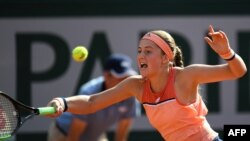 Petenis Latvia Jelena Ostapenko mengembalikan bola ke Kateryna Kozlova dalam laga tunggal putri turnamen tenis Perancis Terbuka di Roland Garros, Minggu, 27 Mei 2018. 