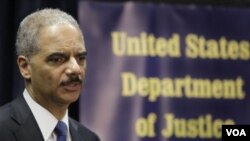 El secretario de Justicia, Eric Holder, encabezó la conferencia de prensa en Brooklyn para hablar sobre el operativo