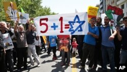 Iranian demonstrators rail against countries engaged in nuclear negotiations with Iran in an annual pro-Palestinian rally marking Al-Quds Day in Tehran, July 10, 2015.