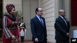 Le président sud-africain Jacob Zuma, à droite, et sa femme Thobeka Stacy Mabhija, accompagnés du chef de l’Etat français François Hollande, au center, marchent dans la cour du Palais de l'Elysée, Paris, 11 Juillet 2016. (Stephane de SAKUTIN / Pool Photo 