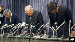 Suzuki Motor Corp. Chairman and Chief Executive Osamu Suzuki, center, bows with president Toshihiro Suzuki, right, and vice president Osamu Honda during a press conference in Tokyo, Wednesday, May 18, 2016.