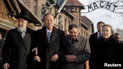 18일 폴란드 아우슈비츠 수용소를 방문한 반기문 유엔 사무총장이 대학살 생존자들과 이야기를 나누고 있다.