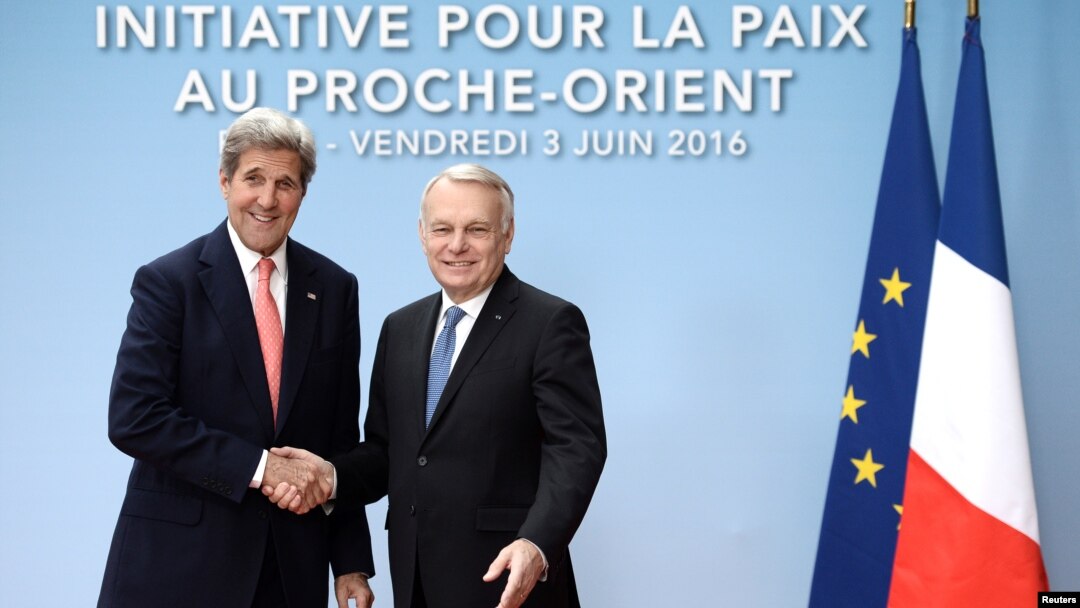Menlu Perancis Jean-Marc Ayrault (kanan) menyambut Menlu AS John Kerry di Paris, Jumat (3/6).