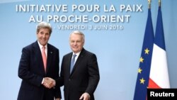 រដ្ឋ​មន្រ្តី​ការ​បរទេស​បារាំង​ លោក Jean-Marc Ayrault (រូប​ស្តាំ) ស្វាគមន៍​លោក John Kerry រដ្ឋ​មន្រ្តី​ការបរទេស​អាមេរិក នៅ​ក្នុង​ក្រុង​បារាំង។
