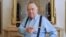 FILE - This May 6, 1997 file photo shows comedian Jonathan Winters posing at a hotel in Beverly Hills, California.