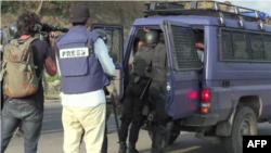 Les forces de l’ordre et de sécurité arrêtent un manifestant à Libreville, Gabon, 31 août 2016.