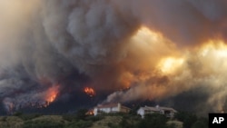 El fuego amenaza unas residencias en el Cañón Waldo, en Colorado Springs.