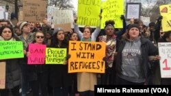 Para demonstran melakukan protes terhadap kebijakan imigrasi Presiden Trump di depan Gedung Putih di Washington DC, Minggu (29/1).