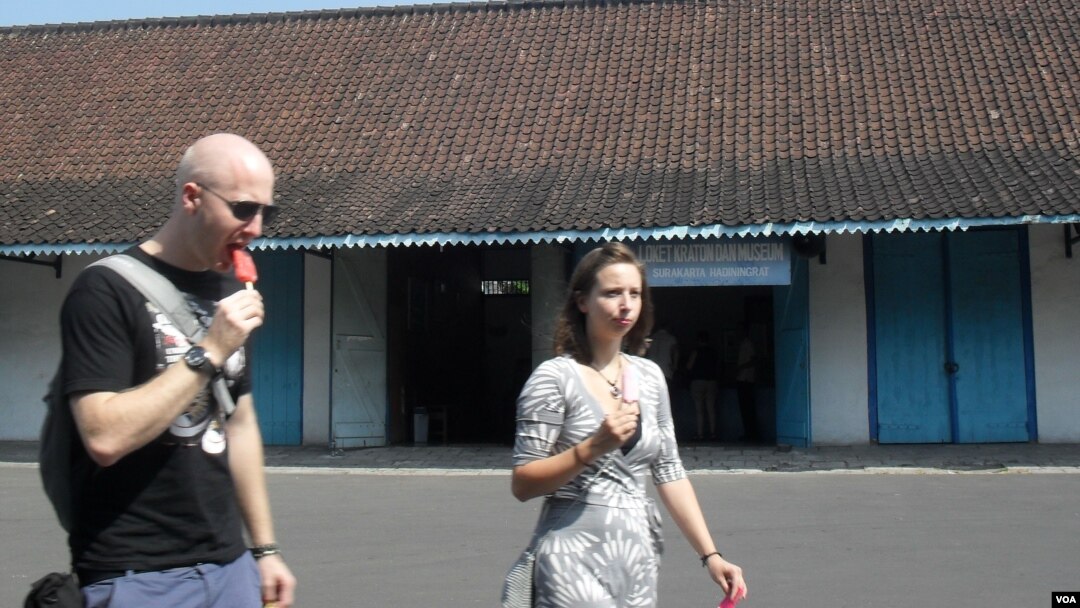 Sepasang turis asing di Kraton Solo, Jawa Tengah. (Photo: VOA)