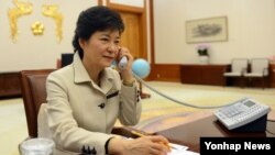 한국 박근혜 대통령이 6일 오후 청와대 집무실에서 아베 신조 일본 총리와 전화하고 있다.