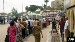 Des Gabonais attendent pour un taxi ou le bus dans une rue de Libreville, au Gabon, le 5 avril 2011.