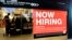 Iklan perekrutan pekerja dipajang di sebuah toko ritel di Mount Prospect, Illinois, AS (foto: ilustrasi). 