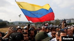 Países vecinos como Colombia y Brasil han reafirmado su respaldo al presidente interino Juan Guaidó. Otros, como Boliva, han calificado los sucesos como un "golpe de estado".