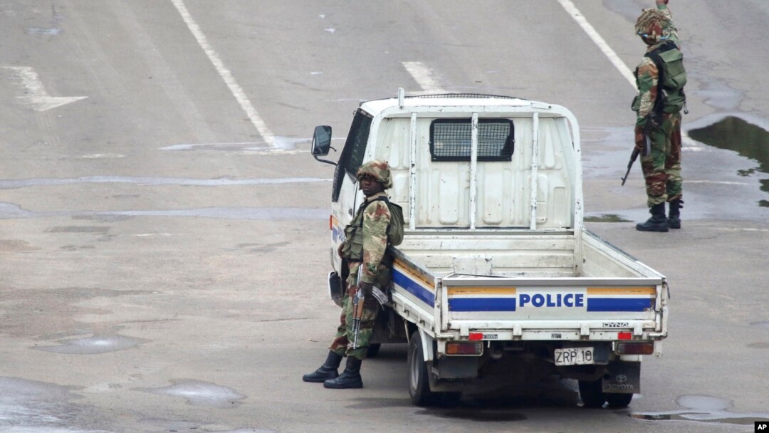Tentara siaga dengan senjatanya melakukan patroli di Harare, Zimbabwe, Rabu (15/11). 