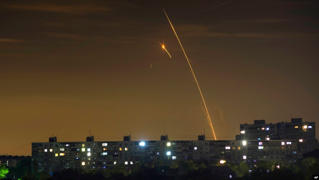 Ruske snage lansiraju rakete in ruskog regiona Belgorod, 14. maj 2023. (Foto: AP/Vadim Belikov)