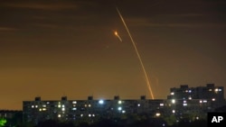 Ruske snage lansiraju rakete in ruskog regiona Belgorod, 14. maj 2023. (Foto: AP/Vadim Belikov)