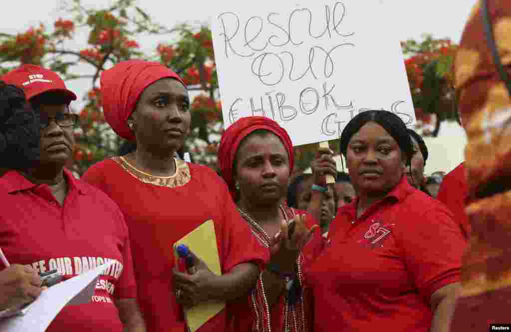 Warga dari berbagai organisasi masyarakat sipil di Abuja, Nigeria, memprotes penundaan pembebasan siswi SMP yang diculik dari sekolah khusus perempuan di Chibok (30/4).&nbsp;(Reuters/Afolabi Sotunde)