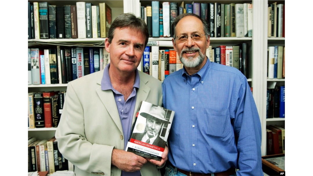 17 Nisan 2006 - Kai Bird (solda) ve Martin Sherwin, beraber kaleme aldıkları "American Prometheus: The Triumph and Tragedy of J. Robert Oppenheimer"ın bir kopyasıyla. Amerika’nın Japonya’ya atom bombası atmasını eleştiren atom silahları uzmanı Sherwin, 20 yıl boyunca Oppenheimer’ın hayatını araştırmıştı. Sherwin, 6 Ekim 2021’de 84 yaşında hayatını kaybetti.
