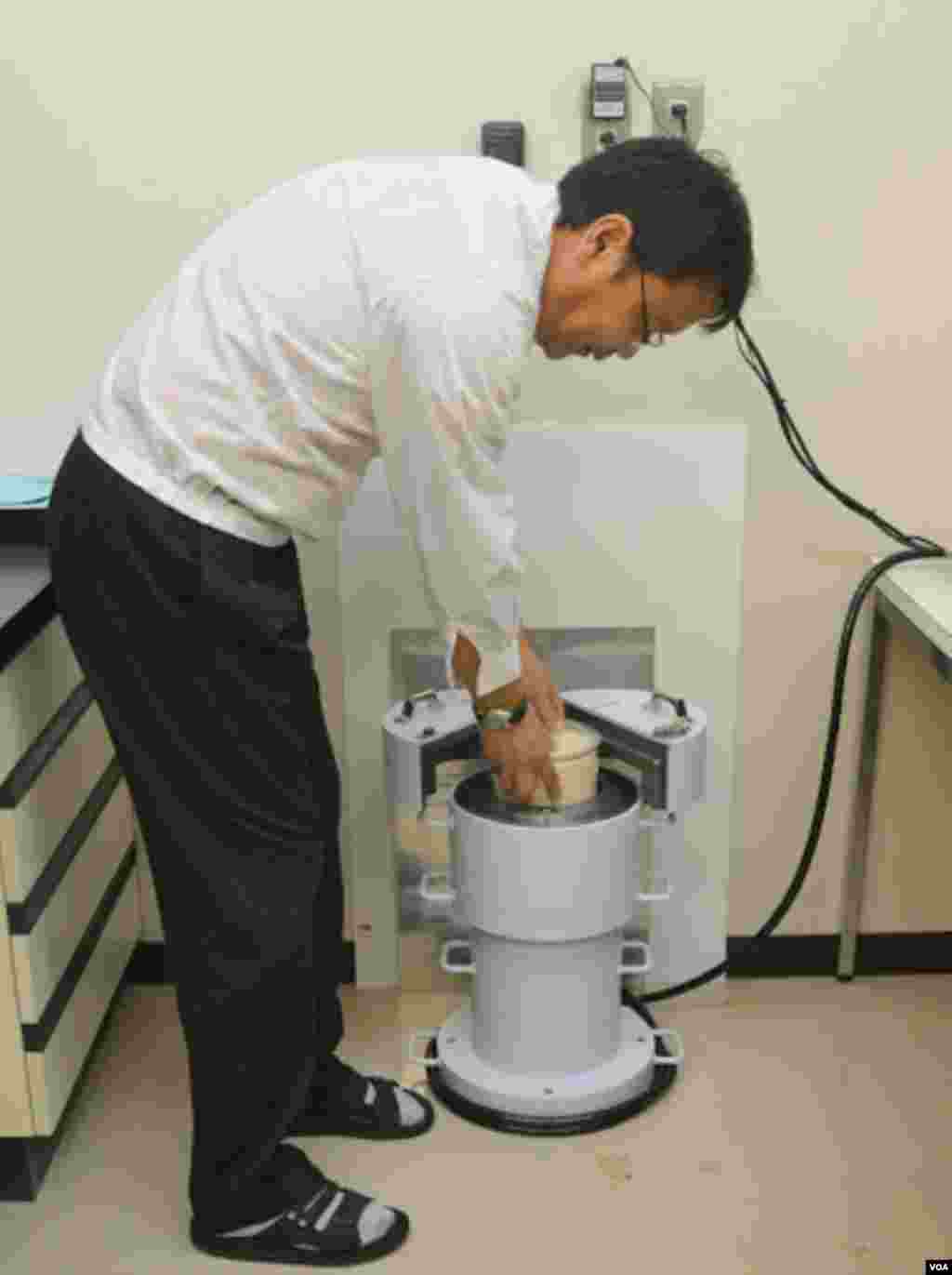 Preparing a food sample for radiation testing at the Iwaki resort, October 25, 2012. (Steve Herman/VOA)