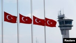 Turske zastave ispred aerodroma "Ataturk" u Istanbulu