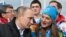 Rossiya Prezidenti Vladimir Putin Olimpiya shaharchasi meri Yelena Isinbayeva bilan, Sochi, 5-fevral, 2014-yil.