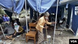 Seorang nenek tinggal di perkemahan darurat bagi pengungsi Merapi di Umbulharjo, Yogyakarta.