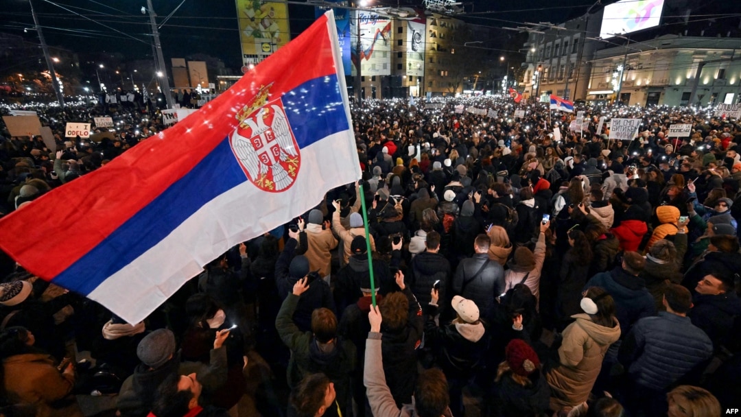 Hiljade studenata i građana na protestu zbog urušavanja krova na željezničkoj stanici u kojem je prošlog mjeseca u Novom Sadu poginulo 15 ljudi, usred široko rasprostranjene blokade visokoškolskih ustanova u centru Beograda, Srbija, 22. decembra 2024.