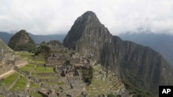 ARCHIVO - El sitio arqueológico de Machu Picchu está desprovisto de turistas mientras está cerrado en medio de la pandemia de COVID-19, en el departamento de Cusco, Perú, el 27 de octubre de 2020.