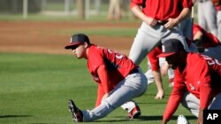 El lanzador relevista Junichi Tazawa se estira durante una práctica en Fort Myers, Florida.