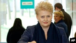 Bà Dalia Grybauskaite hứa trong cuộc vận động tranh cử rằng bà sẽ không rút lui trước sự xâm lấn của Nga.