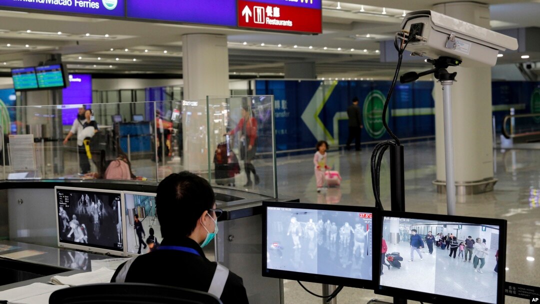 Seorang petugas kesehatan mengamati monitor untuk memantau kesehatan para penumpang yang tiba di Bandara Internasional Hong Kong, menyusul wabah virus mirip SARS di China, 4 Januari 2020. 