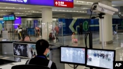 Seorang petugas kesehatan mengamati monitor untuk memantau kesehatan para penumpang yang tiba di Bandara Internasional Hong Kong, menyusul wabah virus mirip SARS di China, 4 Januari 2020. 