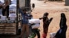 Distribusi bantuan kemanusiaan di Idlib yang dikuasai oposisi, Suriah, 9 Juni 2021.