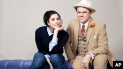 Sarah Silverman (kiri) dan John C. Reilly dalam acara di Beverly Hills, California untuk mempromosikan film mereka "Ralph Breaks the Internet." 