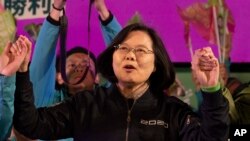 Tsai Ing-wen, Taiwan's president and the 2020 presidential election candidate for the Democratic Progressive Party (DPP), chants slogans during an election campaign rally in northern Taiwan's Hsinchu province, Jan. 8, 2020.